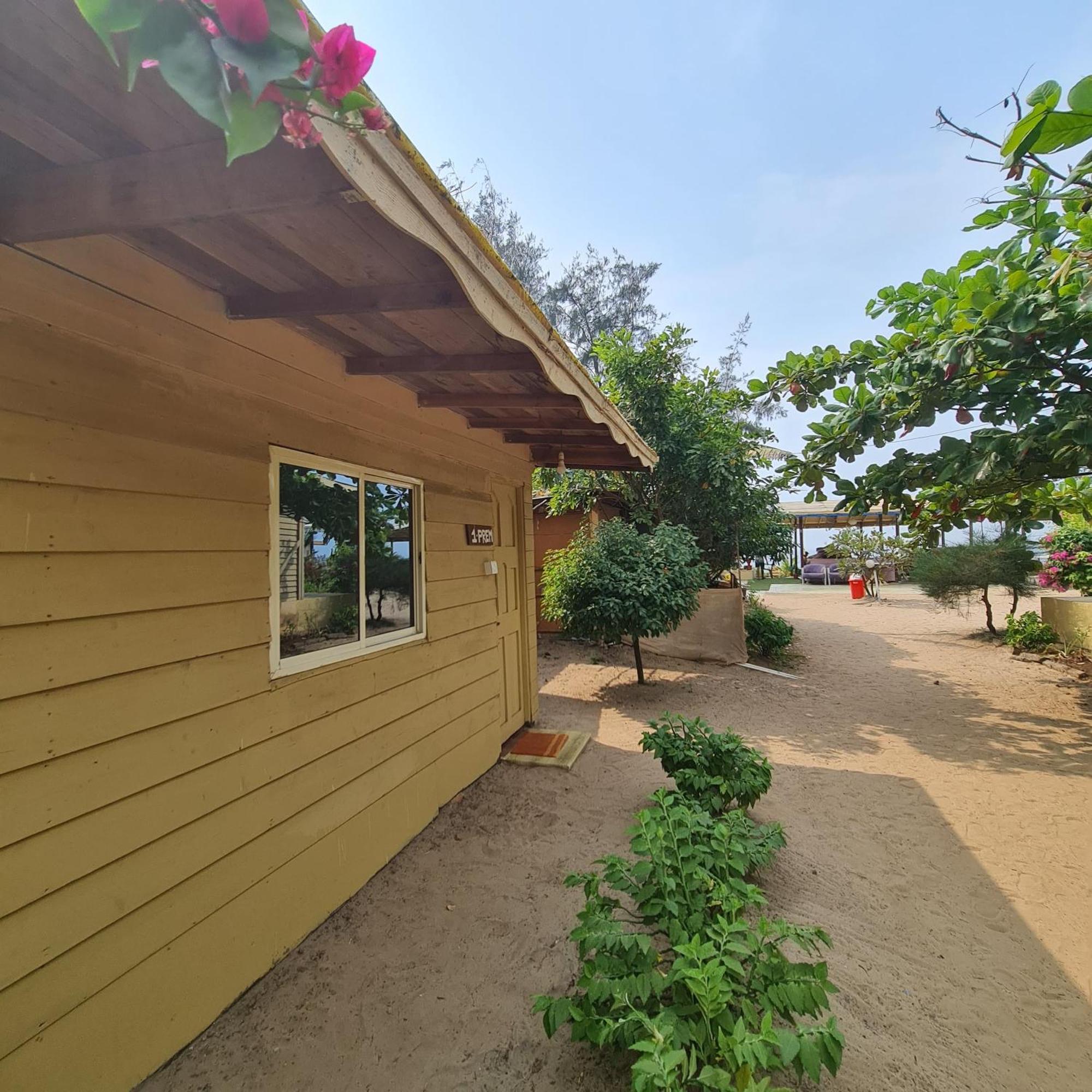 Love Temple Beach Resort Arambol Exterior photo
